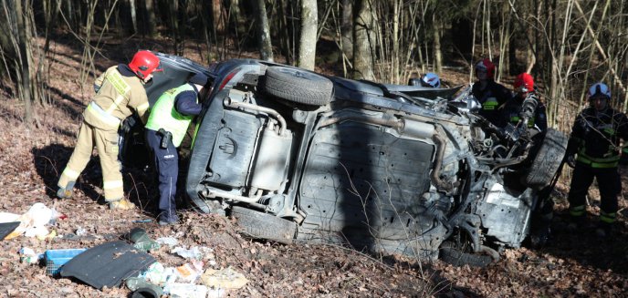 Artykuł: Dachowanie pod Olsztynem. 78-letni kierowca hondy i 76-letnia pasażerka trafili do szpitala [ZDJĘCIA]