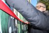 Błażej Poboży dokonuje oficjalnego odsłonięcia muralu