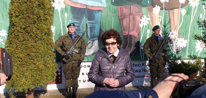 Artykuł: Olsztynek. Mural rodziny rotmistrza Pileckiego oficjalnie odsłonięty. Szkoła uczciła pamięć patrona