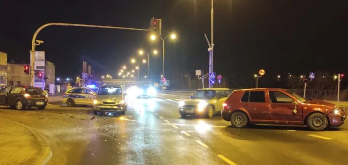 Nierozważny 21-latek doprowadził do kolizji na ruchliwym skrzyżowaniu