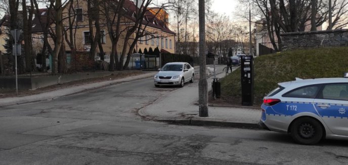 Groźne zdarzenia na osiedlu Wojska Polskiego w Olsztynie. 32-letnia kierująca fordem potrąciła wózek z dzieckiem