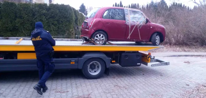 Strażnicy miejscy usunęli kolejny wrak z Olsztyna. Daihatsu nie zalega już na Jarotach
