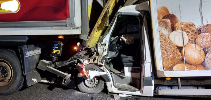 Artykuł: Na drodze S 51 pod Olsztynem 46-letni kierujący dostawczym mercedesem należącym do jednej z piekarń najechał na ciężarówkę Biedronki