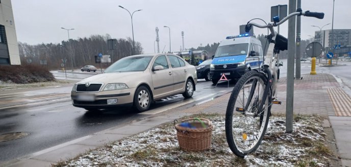 Wypadek na osiedlu Generałów. 22-letni kierujący skodą potrącił 52-letnią rowerzystkę
