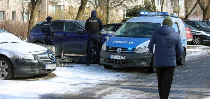 Ciało 89-letniej seniorki znaleziono przy budynku Spółdzielni Mieszkaniowej ''Jaroty'' [ZDJĘCIA]
