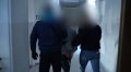 Prowadzenie 42-latka przez policjantów (screen z nagrania)