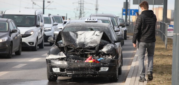 Pożar taksówki pod Galerią Warmińską. 21-letni kierujący nie zachował ostrożności [ZDJĘCIA]