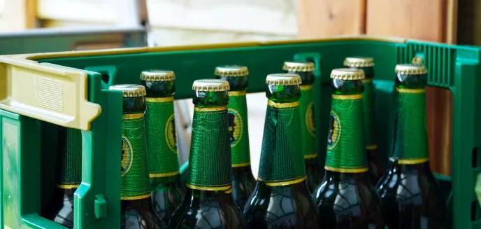 27-latek i 53-latek okradli kilka sklepów w Olsztynie. Ich łupem padły m.in. buty, głośniki i... dwie skrzynki piwa