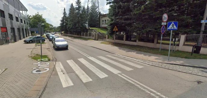 Interwencja straży miejskiej na ul. Cichej. 18-latek zaparkował auto w niedozwolonym miejscu, a to początek jego kłopotów