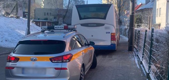 Na ul. Żołnierskiej 45-letnia kierująca autem marki Renault uderzyła autem w autobus miejski