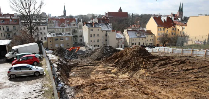 Apartamentowiec między kamienicami w Śródmieściu Olsztyna. Pomimo protestów, ruszyły roboty [ZDJĘCIA]