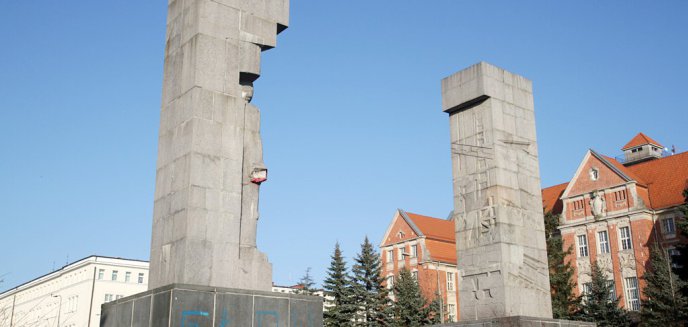 Kontrowersyjny monument nie zniknie z Olsztyna? Miasto nie ma pieniędzy na rozbiórkę ''szubienic''