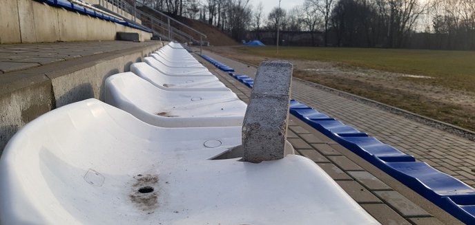Artykuł: Zniszczono krzesełka na stadionie rugby przy ul. 15 Dywizji [ZDJĘCIA]