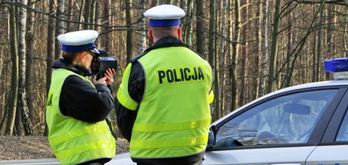 Weekend na drogach regionu. Pirat drogowy pędził kią na DK 16, motocyklista bez prawa jazdy