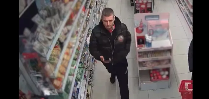 Myślał, że nikt nie zauważy tej kradzieży! Młody mężczyzna zapomniał o jednym [WIDEO]