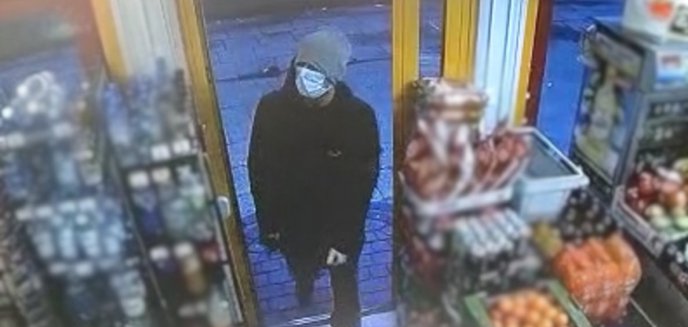 Mężczyzna w dresach i z maseczką na twarzy napadł na dwa sklepy w Olsztynie [WIDEO]