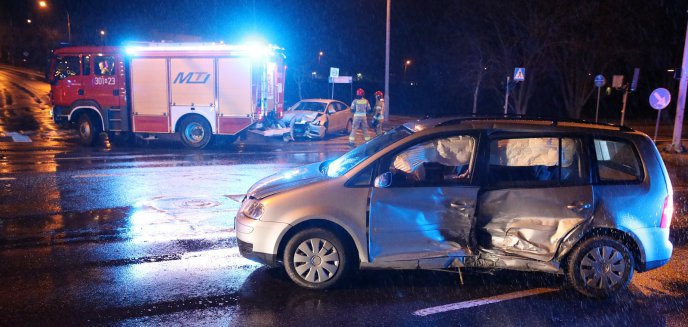 Artykuł: 20-letni kierujący volkswagenem zderzył się z fordem na al. Warszawskiej. Prawo jazdy miał od pięciu miesięcy [ZDJĘCIA]