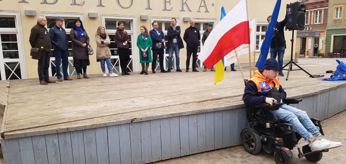 Na olsztyńskiej starówce odśpiewali hymn Unii Europejskiej w trzech językach [ZDJĘCIA, WIDEO]