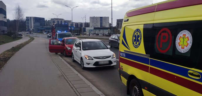 Kolizja na osiedlu Generałów. 75-letnia kierująca autem marki Renault uderzyła w hyundaia