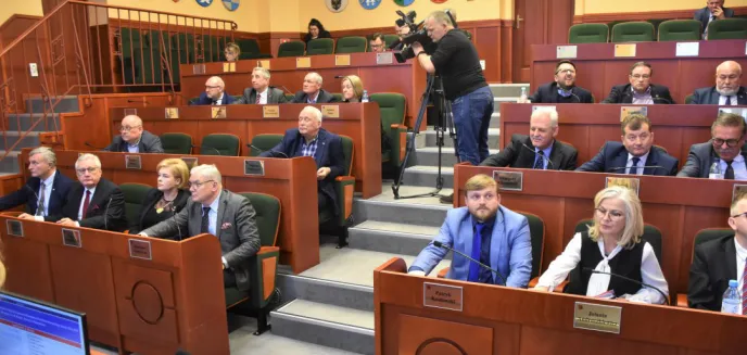 Radni wojewódzcy PiS chcieli stanąć w obronie Jana Pawła II. Sejmik głosami radnych PO i PSL przyjął inne stanowisko