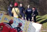 Kadr z miejsca akcji olsztyńskich służb. Funkcjonariusze rozmawiają z roztrzęsiona kobietą