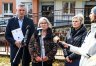 Działacze Platformy Obywatelskiej przedstawili dodatek dla matek o nazwie "babciowe". Od lewej: poseł na Sejm RP, Paweł Papke, radna miasta Olsztyna, Halina Ciunel i wiceprezydent Olsztyna, Ewa Kaliszuk
