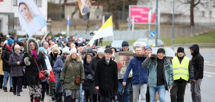 18. rocznica śmierci Jana Pawła II. Przez Olsztyn przeszła ''procesja różańcowa za Polskę'' [ZDJĘCIA, WIDEO]