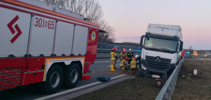 Artykuł: Gmina Olsztynek. Pojazd ciężarowy uderzył w bariery ochronne na S51