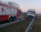 Na S51 samochód ciężarowy uderzył w bariery ochronne