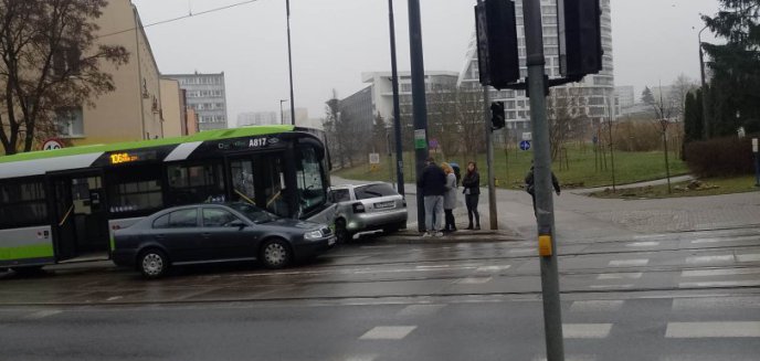 Artykuł: Na ul. Żołnierskiej kierujący skodą uderzył w autobus komunikacji miejskiej