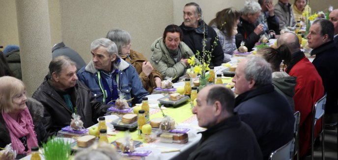 W Olsztynie trwa wielkie śniadanie wielkanocne. Posiłek otrzyma ponad pół tysiąca osób [ZDJĘCIA]