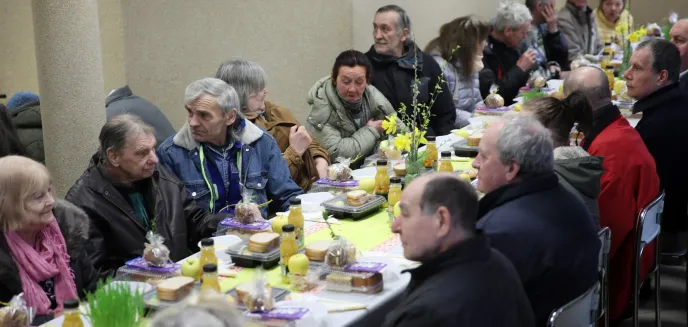 W Olsztynie trwa wielkie śniadanie wielkanocne. Posiłek otrzyma ponad pół tysiąca osób [ZDJĘCIA]