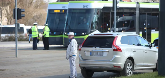 Kolizja w rejonie Dworca Głównego w Olsztynie. Kierujący volvo na niemieckich ''blachach'' zderzył się z tramwajem [ZDJĘCIA]