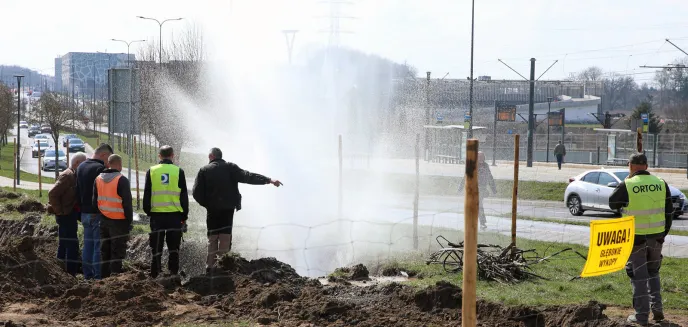Pęknięta rura przy al. Sikorskiego. Woda tryskała jak z fontanny [WIDEO]