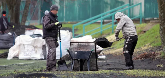 Roboty przy ulicy Żytniej. Trwa modernizacja pełnowymiarowego boiska [ZDJĘCIA]