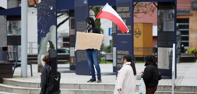 Samotnie manifestuje przed miejskim ratuszem przeciw polityce rządu PiS [ZDJĘCIA]