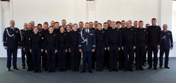 Nowi policjanci wstąpili w szeregi warmińsko-mazurskiej policji [ZDJĘCIA]