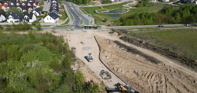 Koniec płyt betonowych. W Jarotach będzie droga z prawdziwego zdarzenia [ZDJĘCIA Z DRONA]