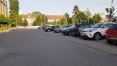 W tym miejscu starszy mężczyzna wsadził pod samochód kopertę, w której było 32 tys. zł