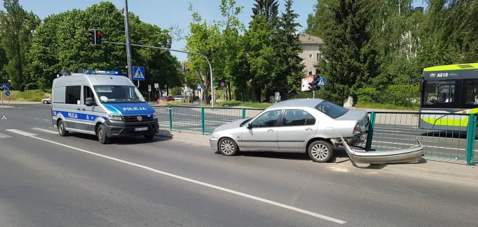 Wjechała na ''czerwonym'' na skrzyżowanie. Uderzyła w inne auto i zatrzymała się na barierkach [ZDJĘCIA]