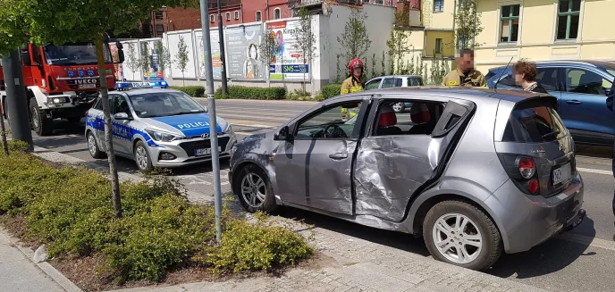 Śródmieście. 66-latek doprowadził do zderzenia z autobusem [ZDJĘCIA]