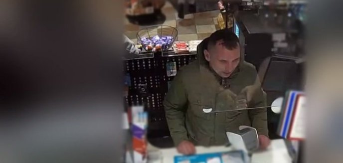 Ukradł portfel pełen „kapusty”. Policja szuka mężczyzny z nagrania [WIDEO]