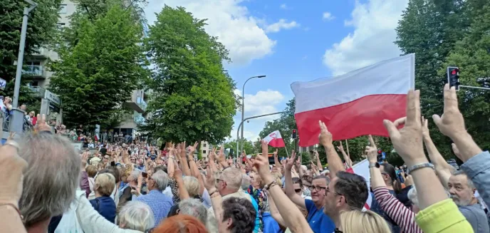 Grzymowicz manifestował w Warszawie, olsztynianie przy Teatrze Jaracza