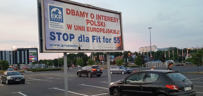 Billboardy przeciwko unijnym regulacjom stanęły w Olsztynie [ZDJĘCIA]