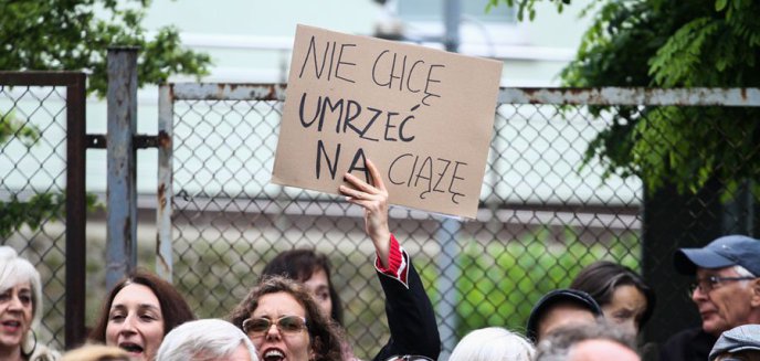 Artykuł: "Ani jednej więcej''. Wydarzenie Lewicy Razem, KOD-u i Strajku Kobiet w Olsztynie [ZDJĘCIA]