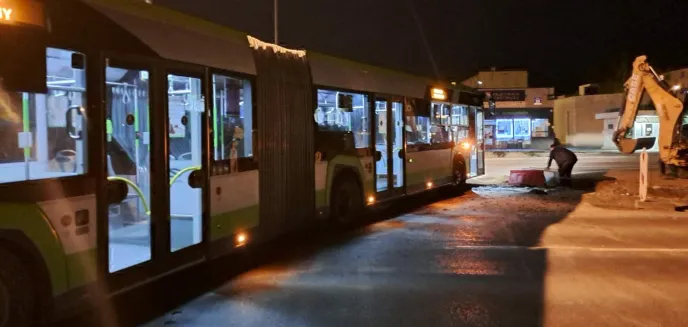 Kuriozalna sytuacja. Na ul. Dworcowej autobus komunikacji miejskiej wpadł w studzienkę i nie mógł wyjechać [ZDJĘCIA]