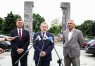 Wicepremier Piotr Gliński (środek) w towarzystwie wojewody warmińsko-mazurskiego, Artura Chojeckiego (po lewej), oraz wieloletniego przewodniczącego lokalnych struktur PiS, Jerzego Szmita (po prawej)