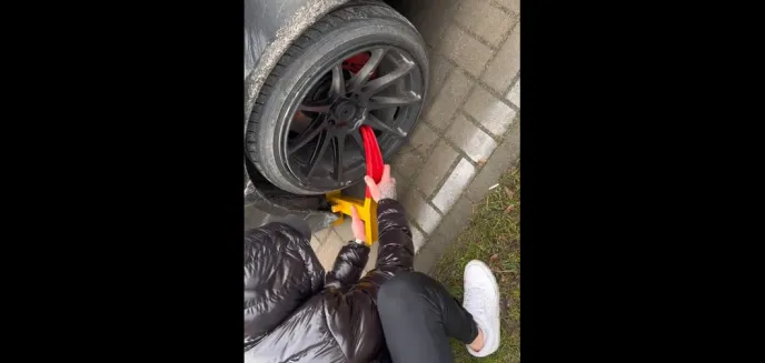 Straż miejska założyła blokadę na bmw. Właściciel zdemontował ją w kilka sekund [WIDEO]