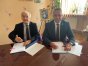 Podpisanie porozumienia: od lewej Maxymilian  Bylicki wiceprezydent Związku Polskich Kawalerów Maltanskich oraz Starosta Olsztyński, Andrzej Abako