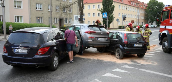 Artykuł: Osiedle Podleśna. 47-letni kierowca mercedesa za nic miał czerwone światło. Spowodował kolizję [ZDJĘCIA]